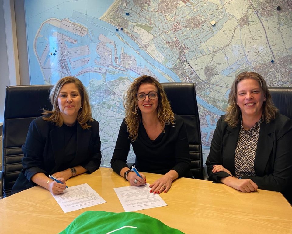 Gymnastiekvereniging Maassluis en gemeente Maassluis tekenen intentieovereenkomst voor de realisatie van een turnfaciliteit in de sportzaal Wilgenrijk in de Dijkpolder.