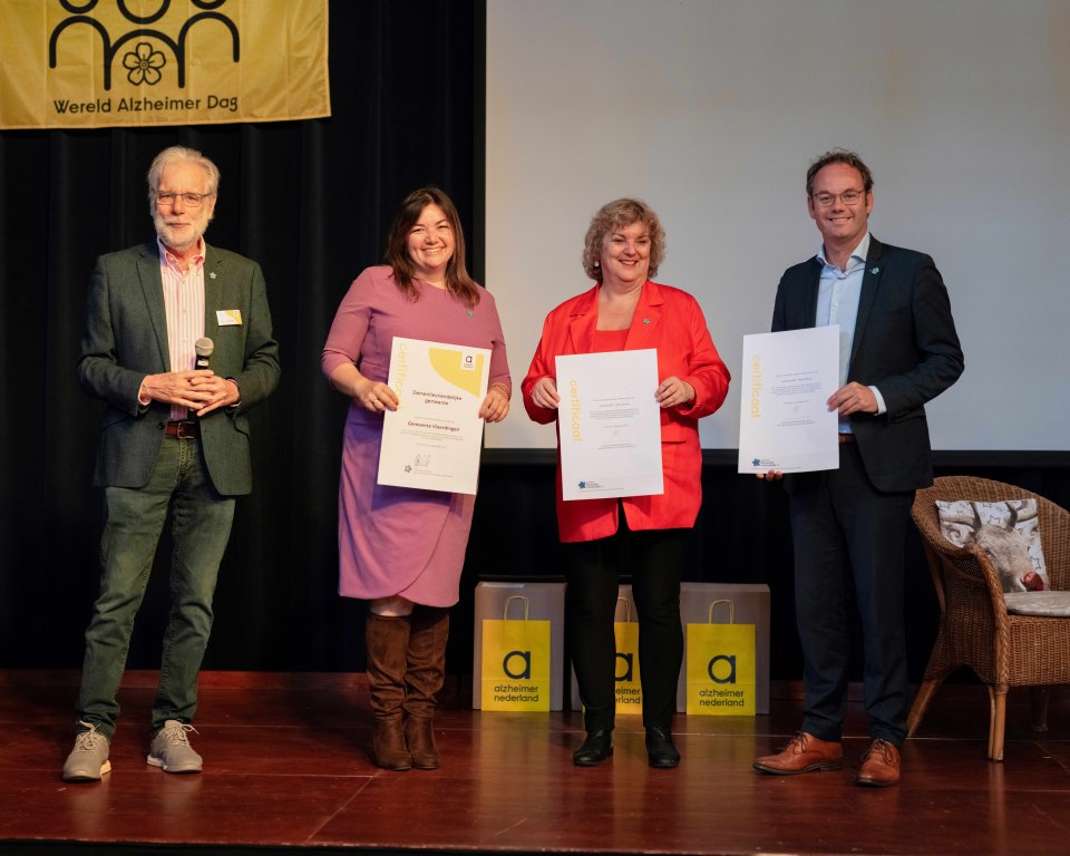 (v.l.n.r.) Johan Sevenhuijsen (voorzitter afdeling Nieuwe Waterweg Noord, Alzheimer Nederland), Jacky Silos (wethouder gemeente Vlaardingen), Petra Zwang (gemeente Schiedam) en Sjoerd Kuiper (wethouder gemeente Maassluis) onderstrepen het belang van een dementievriendelijke regio