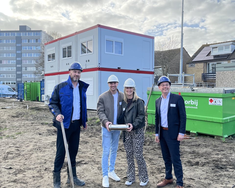 Tijdens het startmoment van de bouw is de tijdcapsule ingegraven door twee toekomstige bewoners (midden), de directeur van Giesbers, Evert van der Kleij (links) en wethouder Sjoerd Kuiper (rechts).