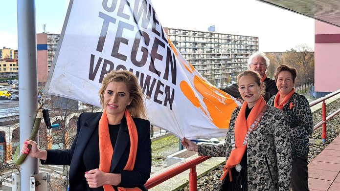 Locoburgemeester Corine Bronsveld hees samen met de presidente en leden van de Soroptimist Club Beneden-Maas de Orange the World-vlag op het stadhuis. 