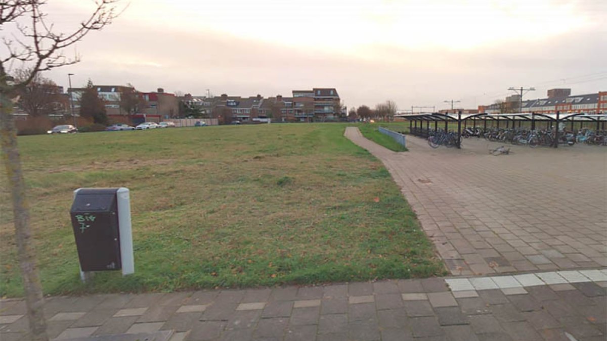 Graafwerkzaamheden op grasveld bij metrostation Maasluis West