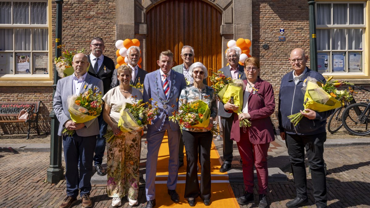 Maassluis eert elf inwoners tijdens Lintjesregen 2026