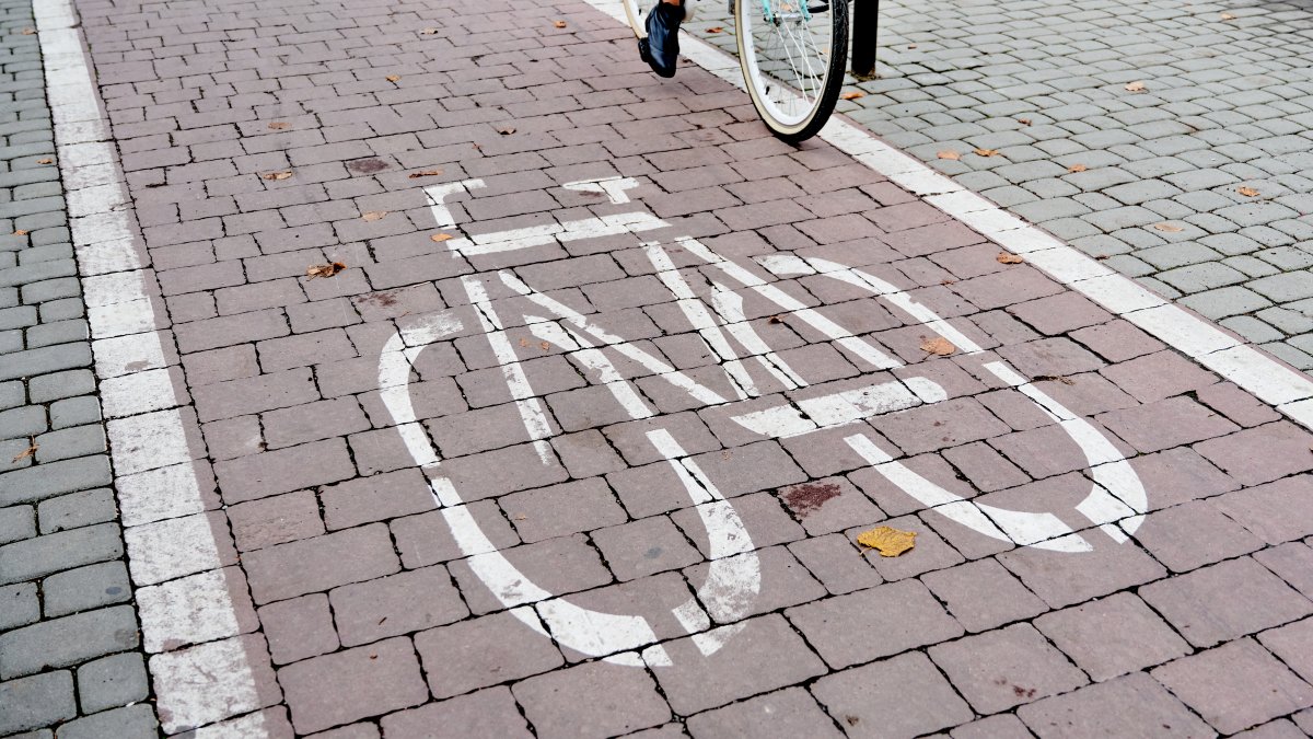 Fietspaden Uiverlaan krijgen rode coating