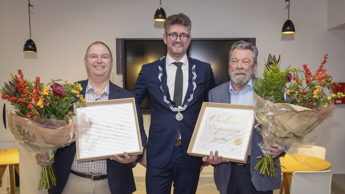 Gemeente Maassluis reikt erepenning uit aan Marcel van Raaij en Gert Rikhof voor jarenlange inzet vo