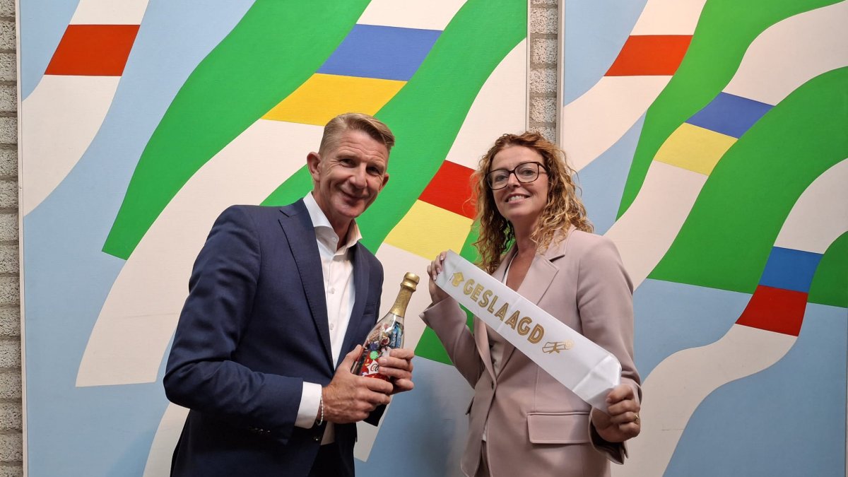 Burgemeester en wethouder zetten geslaagden in het zonnetje