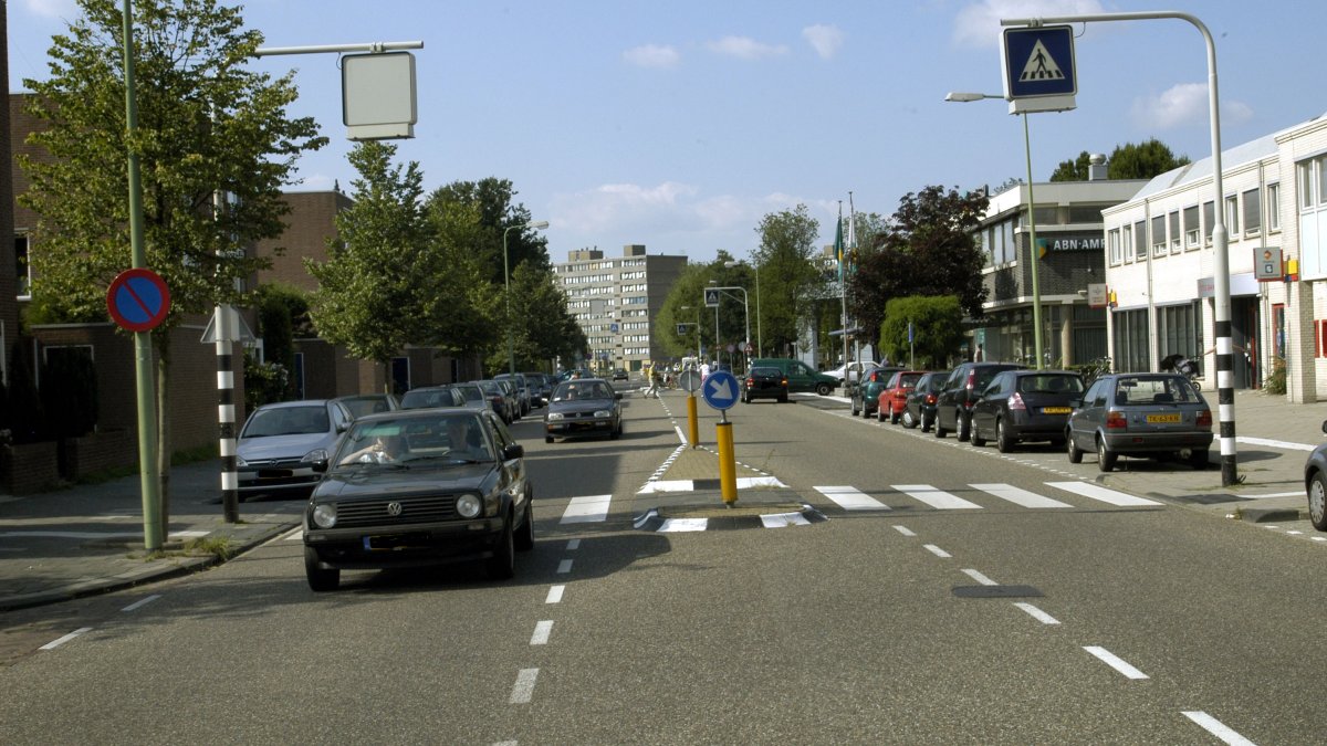Rode laag op fietspaden Uiverlaan voor betere zichtbaarheid