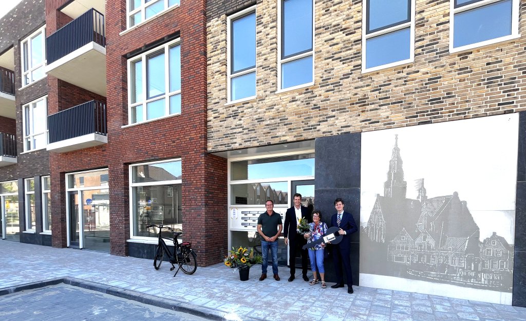 De eerste bewoner van appartementencomplex Puur! ontvangt de sleutel van haar nieuwe woning.