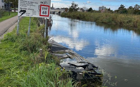 Gezocht - eigenaar van Weesboot aan Wipperskade