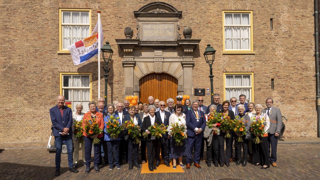 Lintjesregen 2024 gedecoreerden met partner