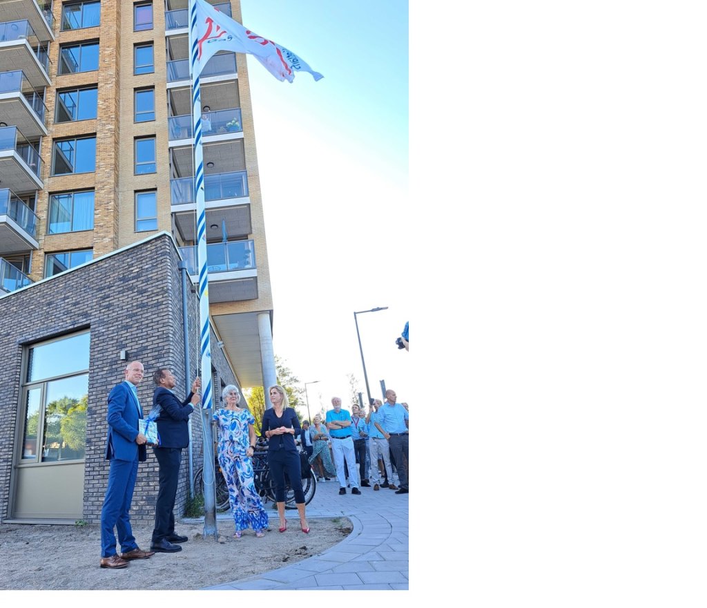 (v.l.n.r.) Niels Honig (voorzitter Raad van bestuur Franciscus Gasthuis & Vlietland), Roy Ismail (vicevoorzitter cliëntenraad Franciscus Gasthuis & Vlietland), Lizette van der Stelt (manager poliklinieklocaties) en Wethouder Corine Bronsveld (zorg) hijsen samen de vlag ter ere van de officiële opening van polikliniek Franciscus Maassluis en onderstrepen hiermee het sterke partnerschap dat de vernieuwde polikliniek mogelijk heeft gemaakt.