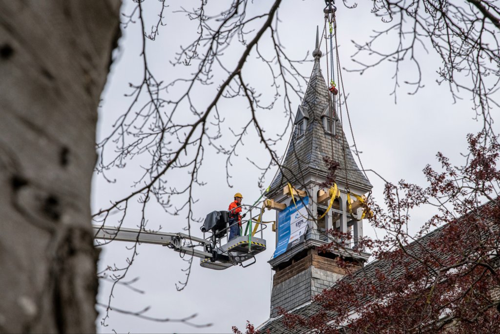 De torenspits van het Schuurkerkje wordt voorzichtig van het dak getakeld voor restauratie. 