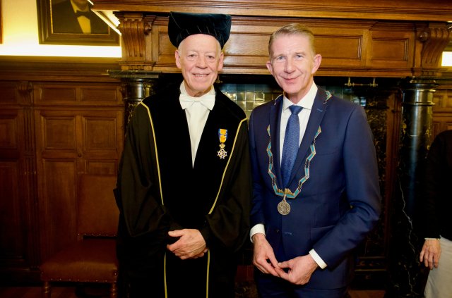 Op de afbeelding staan links Dr. Peter van Baalen die is bevorderd tot Officier in de orde van Oranje-Nassau en rechts Jack de Vries, burgemeester van Maassluis