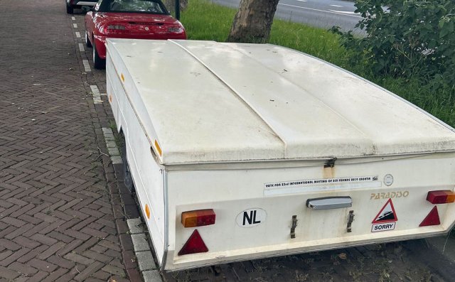 Foto van aanhanger zonder kenteken aan Stationsweg (achteraanzicht)