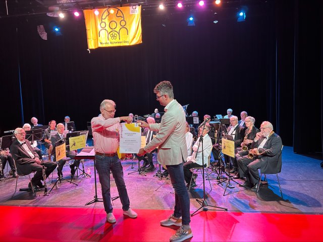 Wethouder Martijn Kroonen neemt het certificaat dementievriendelijke gemeente in ontvangst.