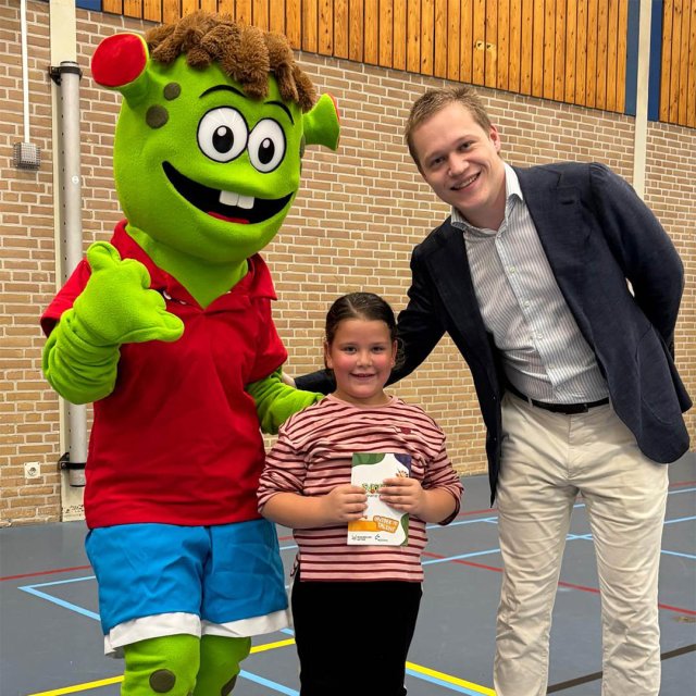Mascotte Sjors, scholier Inaya en wethouder Van de Merwe bij de aftrap van Sjors Sportief en Creatief