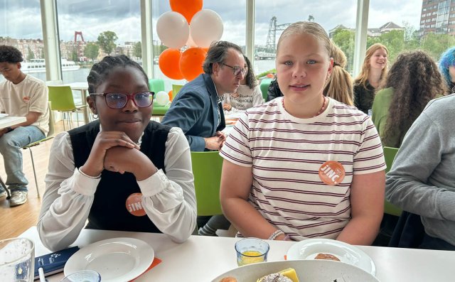 Foto van Destiny en Letitia aan de ontbijttafel in Rotterdam