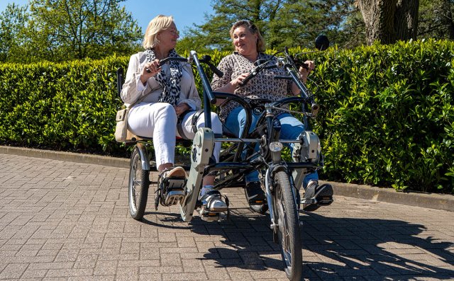Foto van een fietsmaatje en gast op een duofiets