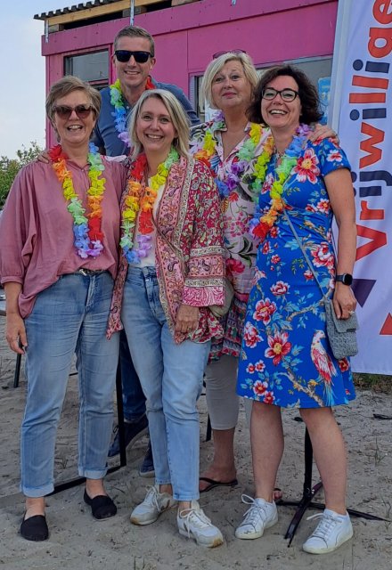 5 mensen op de foto bij KLiK vrijwilligersfestival