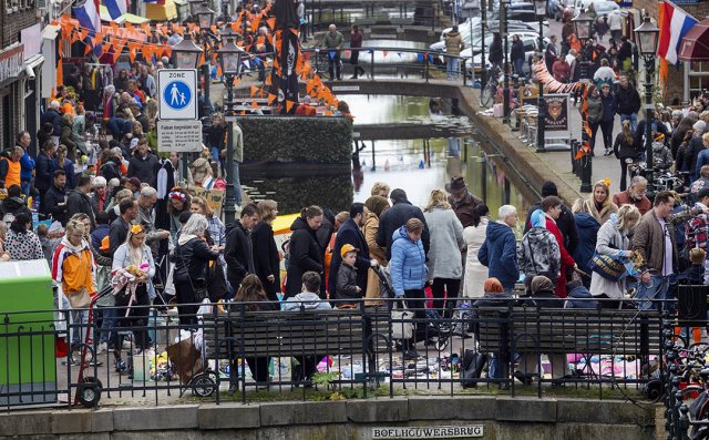 Foto van de drukte tijdens Koningsdag langs de Zuidvliet