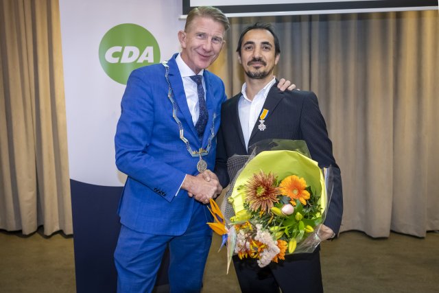 Burgemeester Jack en Mehmet Çiçek samen na de uitreiking van de Koninklijke Onderscheiding tijdens de CDA‑ledenvergadering op 15 april.