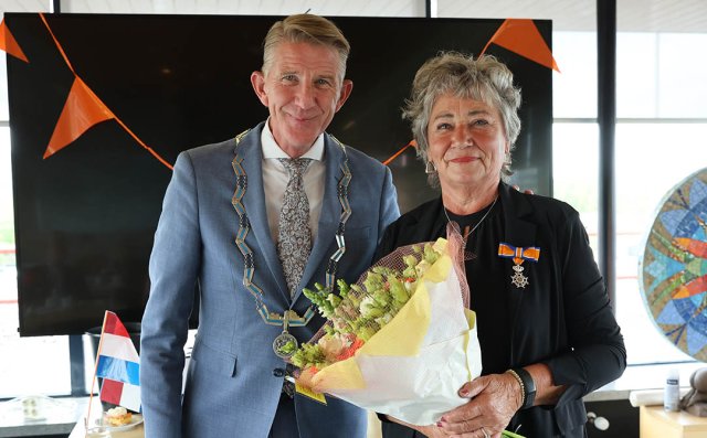 Foto van burgemeester Jack de Vries en Yvonne Boeckx-van Hamburg na het uitreiken van het lintje.