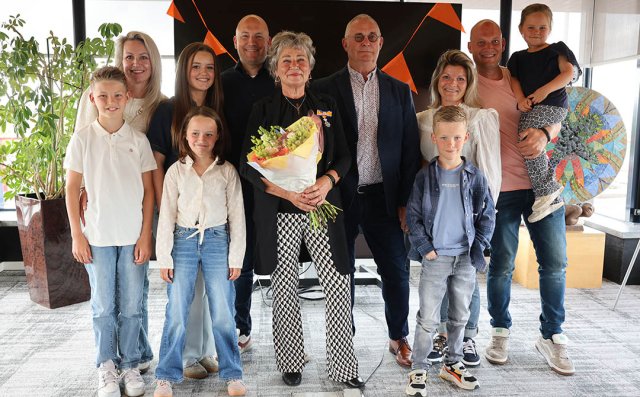 Foto van Yvonne Boeckx-van Hamburg samen met haar familie na de uitreiking van het lintje.