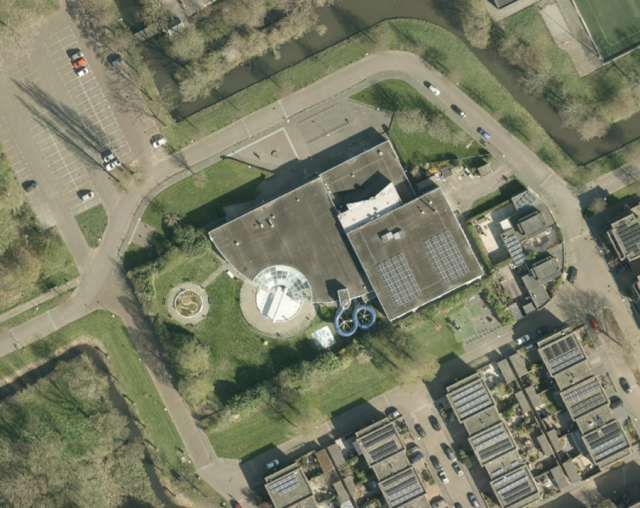 Luchtfoto van de huidige situatie van zwembad Dol-fijn in Maassluis
