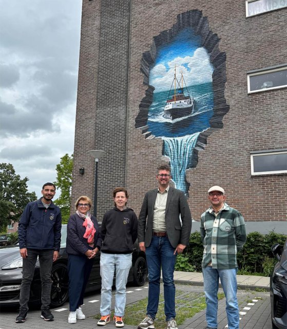 Foto van wethouder Kroonen, kunstenaar Rof de Bakker en bewoner bij mural Zwarte Zee