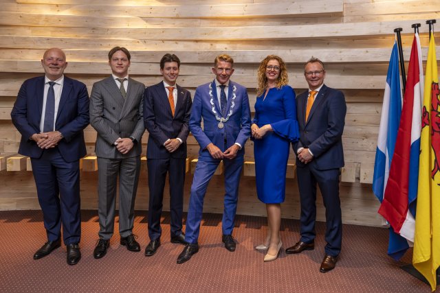 Het nieuwe college van burgemeester en wethouders van Maassluis. Van links naar rechts: Robert Simons, Jurre van de Merwe, Gary Bouwer, burgemeester Jack de Vries, Denise Mulder Solleveld en Wouter de Nie. 
