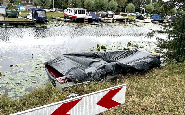 Roeiboot in Zuidvliet bij Potgieterstraat.
