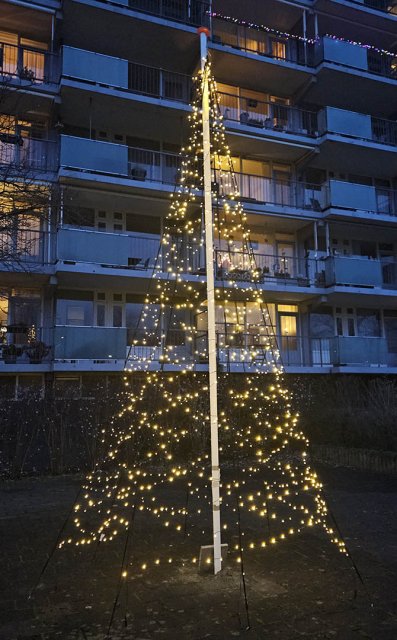 Vlaggenmastkerstboom aan het Elzendal