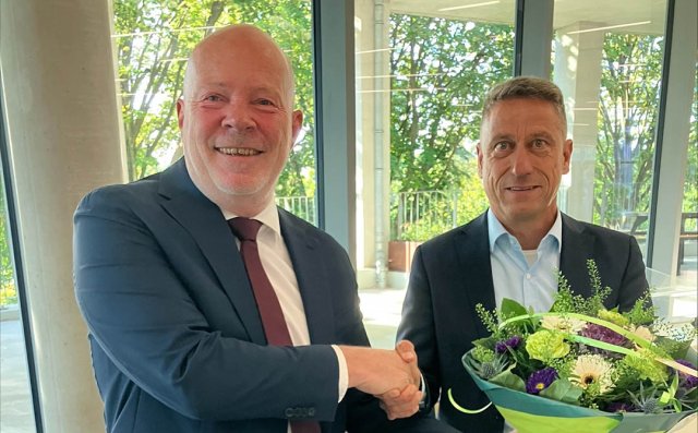 Wethouder Robert Simons ontvangt bloemen van Aart Jan Spoon
