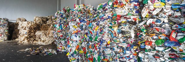Foto van ingezameld pmd bij afvalverwerker