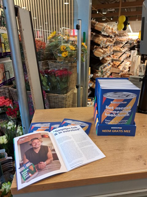 Display noodpakket in de Jumbo - Het meest rampzalige kookboek