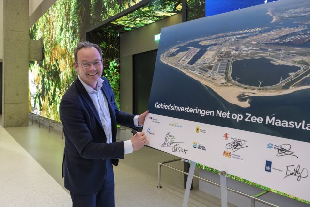 Wethouder Sjoerd Kuiper tekende in Den Haag de subsidietoekenning Gebiedsinvesteringen Netten op Zee namens gemeente Maassluis.