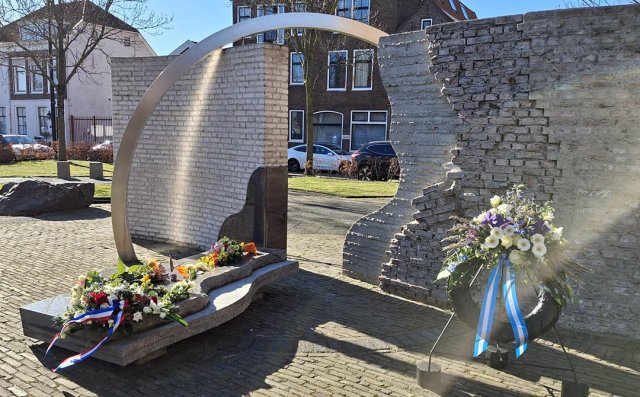 Foto van 'Monument ter herdenking van het bombardement op Maassluis op 18 maart 1943’ aan Kerkplein 2