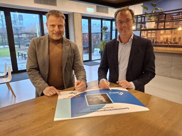 Wethouder Sjoerd Kuiper, gemeente Maassluis en Hans Kox, directeur-bestuurder Waterweg Wonen, ondertekenen samenwerkingsovereenkomst. 