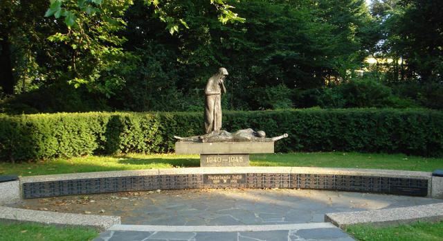 Het oorlogsmonument in het Julianaplantsoen in Maassluis