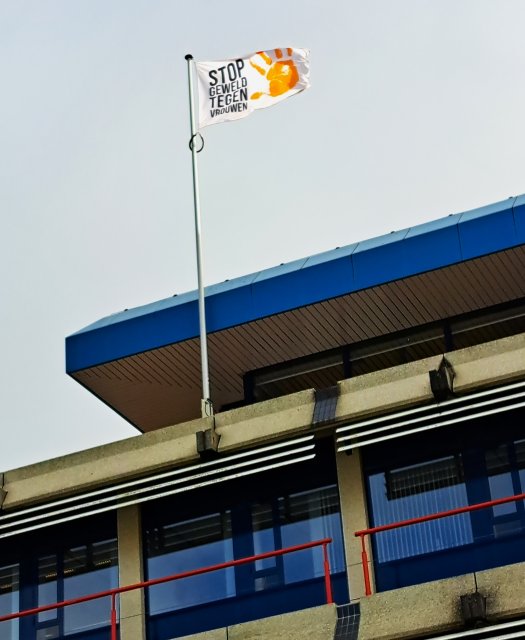 De vlag van Orange the World wappert van 25 november tot 10 december op het stadhuis