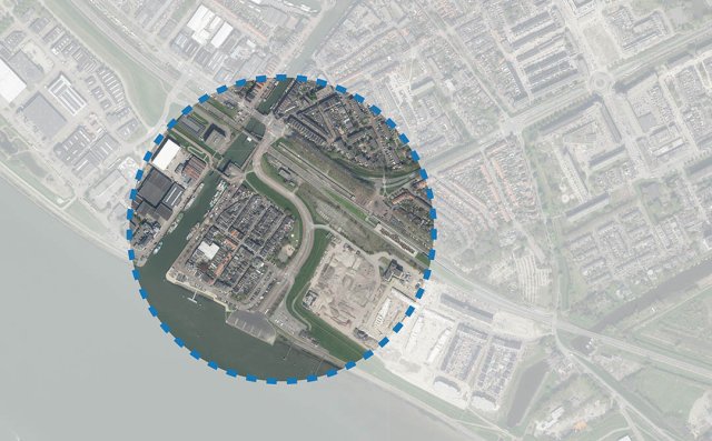 Luchtfoto van een deel van Maassluis met het projectgebied uitgelicht in een cirkel