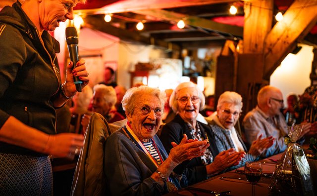 Foto van enthousiaste senioren tijdens een muzikale activiteit