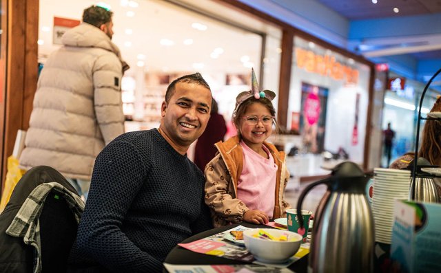 Foto van deelnemers aan de high tea in winkelcentrum Koningshoek  