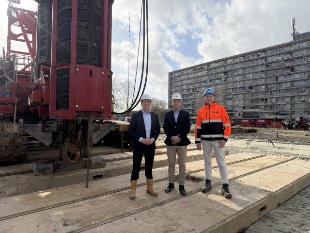 Wethouder Sjoerd Kuiper (links), bestuurder Maasdelta Groep Ruud van Nieuwaal (midden) en directeur van Vorm Ronald Snoek (rechts) bij de start van de bouw in de Burgemeesterswijk.