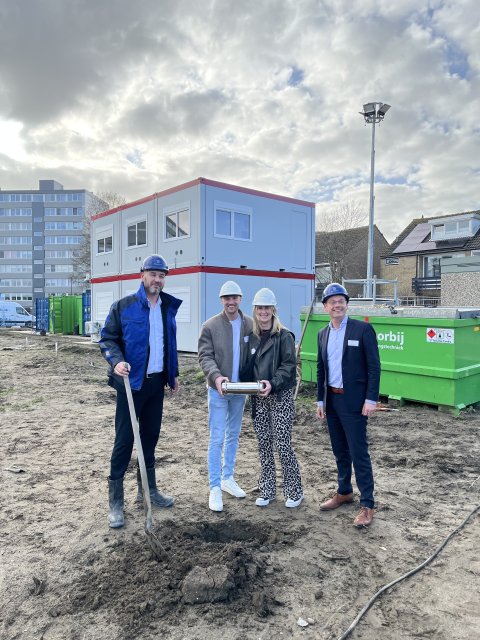 Tijdens het startmoment van de bouw is de tijdcapsule ingegraven door twee toekomstige bewoners (midden), de directeur van Giesbers, Evert van der Kleij (links) en wethouder Sjoerd Kuiper (rechts).