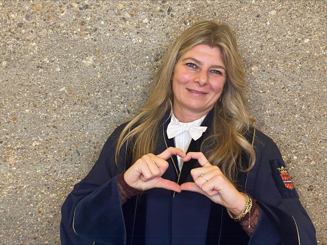 Spontane foto waarop Sabine Spruijt een hartje vormt met haar handen