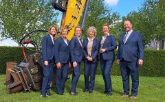 Foto van medewerkers van de begraafplaats bij slaan eerste paal
