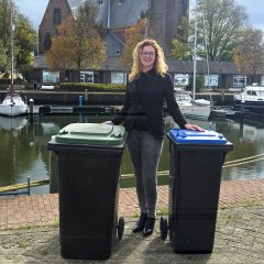 Wethouder Mulder-Solleveld met een groene en blauwe minicontainer