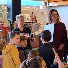 Foto van Manon de groot en wethouder Denise Mulder