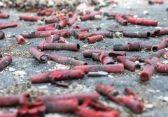 Foto van afgestoken rotjes op straat