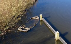 Luchtfoto van een deels gezonken boot